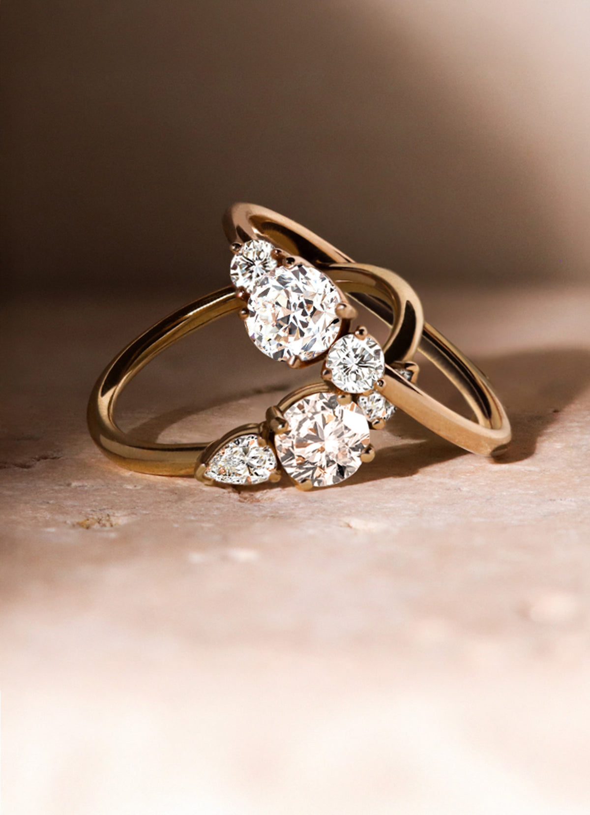 Bagues de fiançailles, solitaires épaulées diamants.