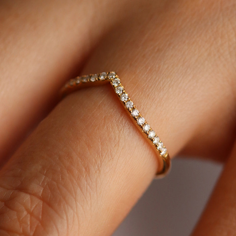 Alliance incurvée en or 18 carats et diamants | Deloison Paris