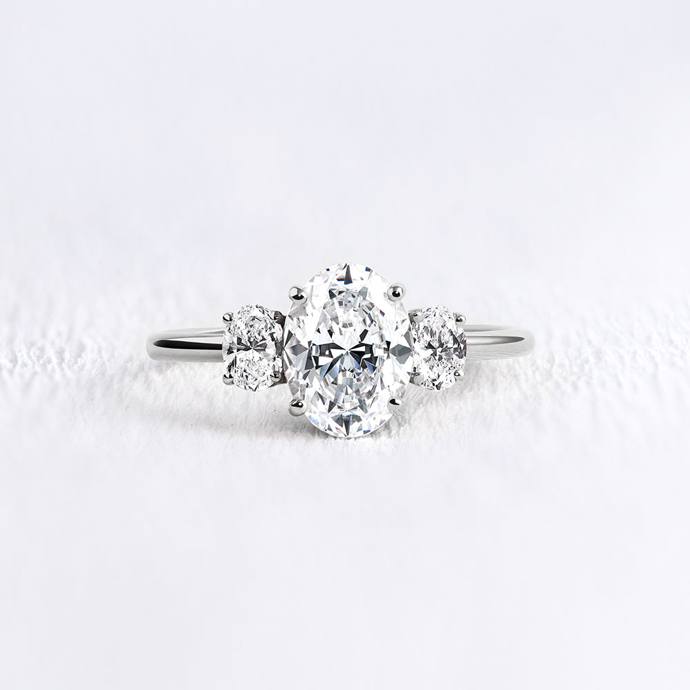 Bague de fiançailles en or blanc et diamant ovale | Deloison Paris
