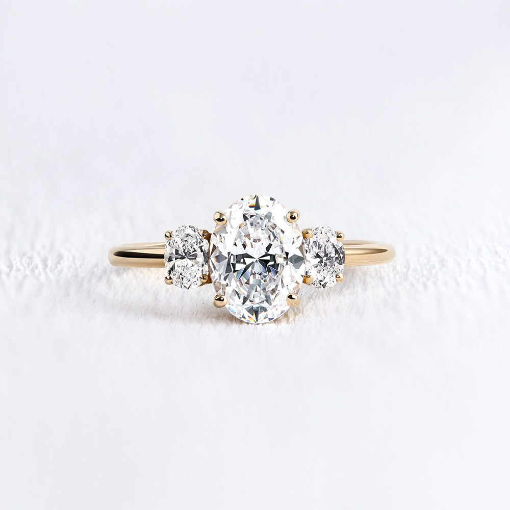 Bague de fiançailles en or jaune et diamant ovale | Deloison Paris