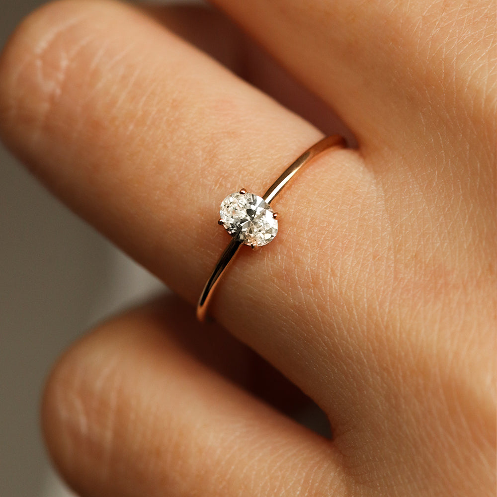 Anillo de compromiso de oro de 18 quilates con diamante en forma de pera | Deloison Paris
