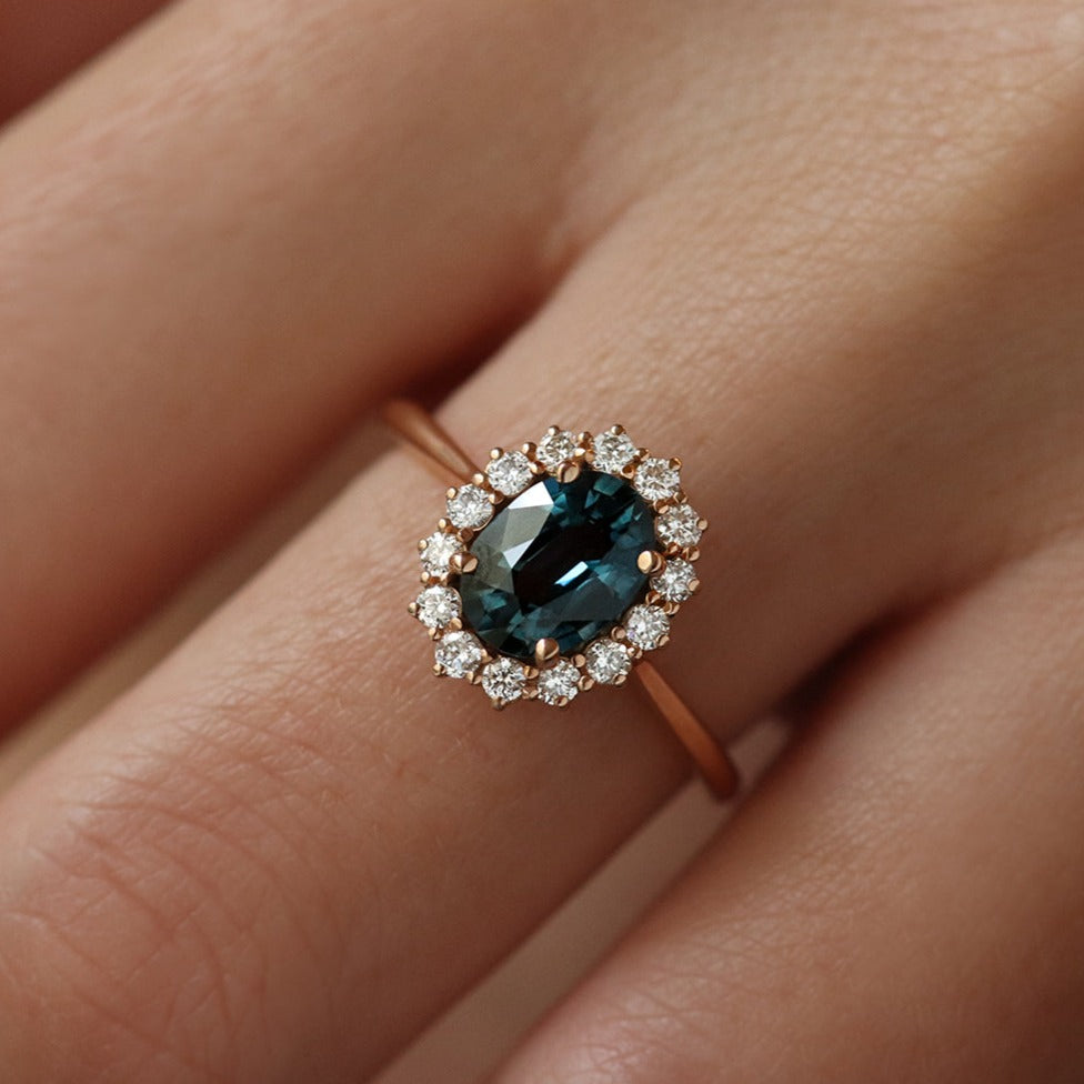 Bague marguerite saphir vert bleu et diamants - Deloison Paris