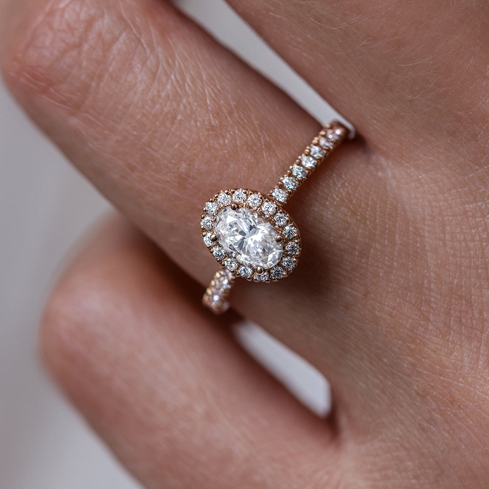 Bague de fiançailles halo diamant ovale | Deloison Paris
