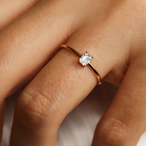 Bague de fiançailles or et diamant taille émeraude Deloison Paris