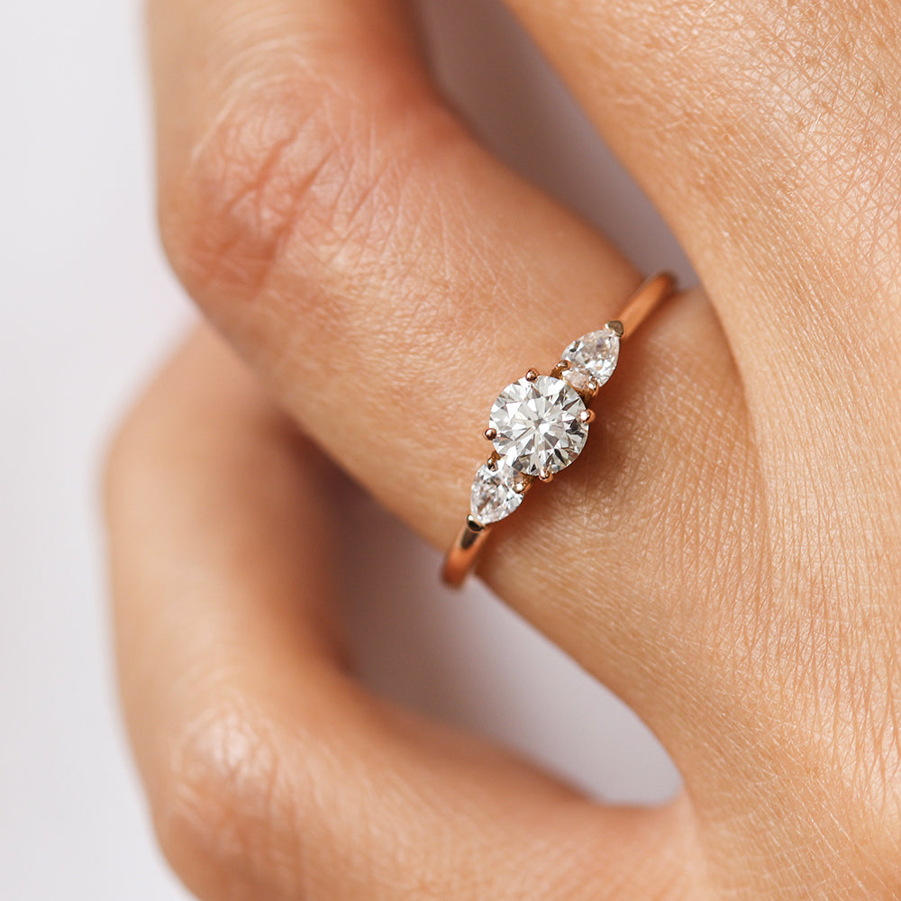 Bague de fiançailles trilogie en or et diamants poires | Deloison Paris