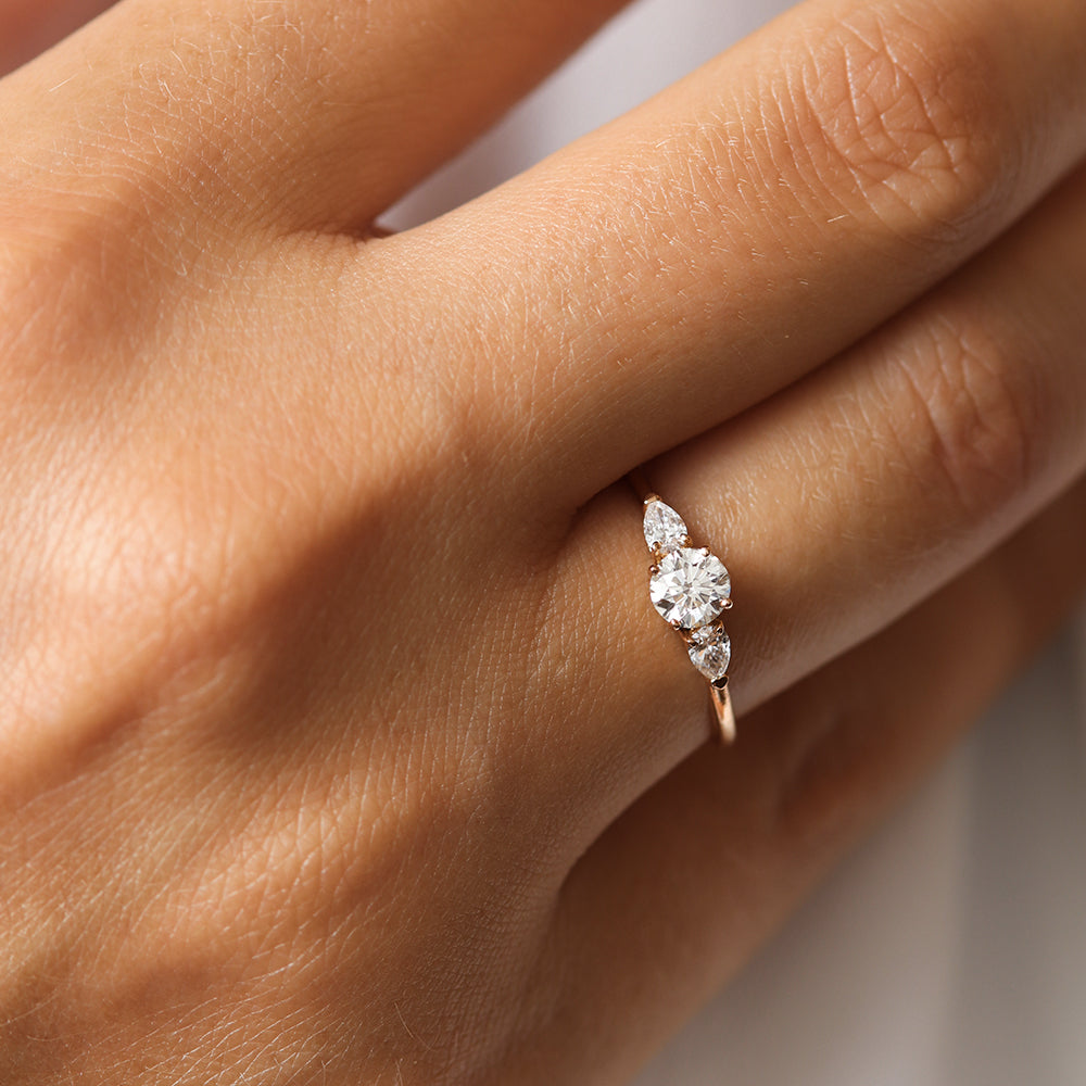 Bague de fiançailles trilogie en or et diamants poires | Deloison Paris