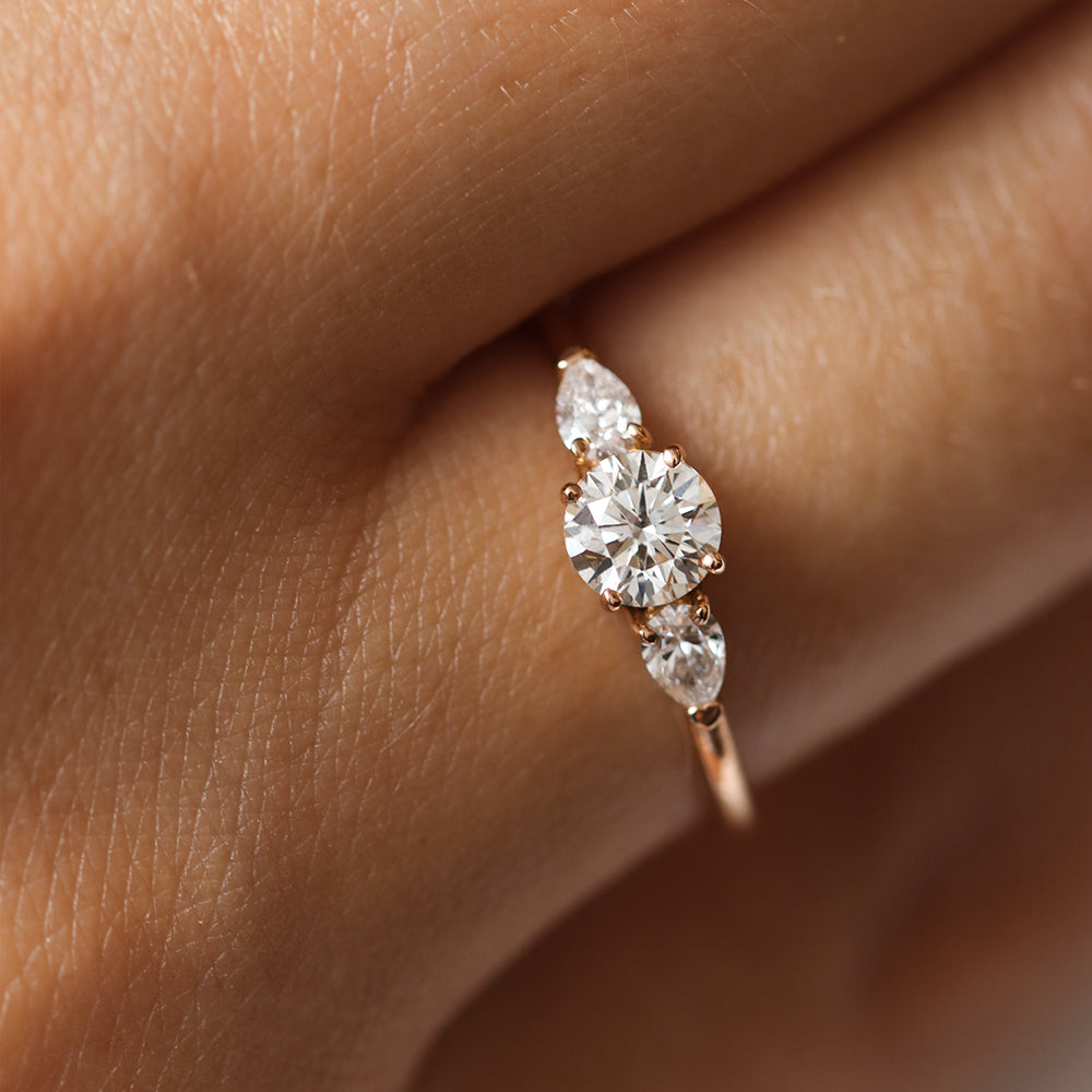 Bague de fiançailles trilogie en or et diamants poires | Deloison Paris