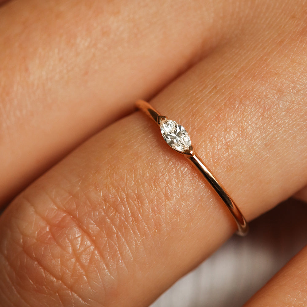 Anillo de compromiso de oro de 18 quilates con diamante en talla marquesa | Deloison Paris