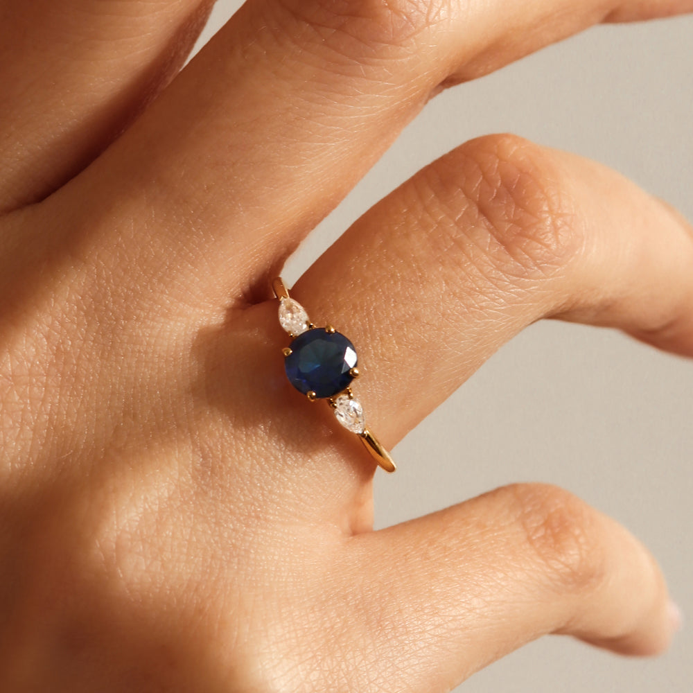 Bague saphir bleu intense et diamants - Deloison Paris