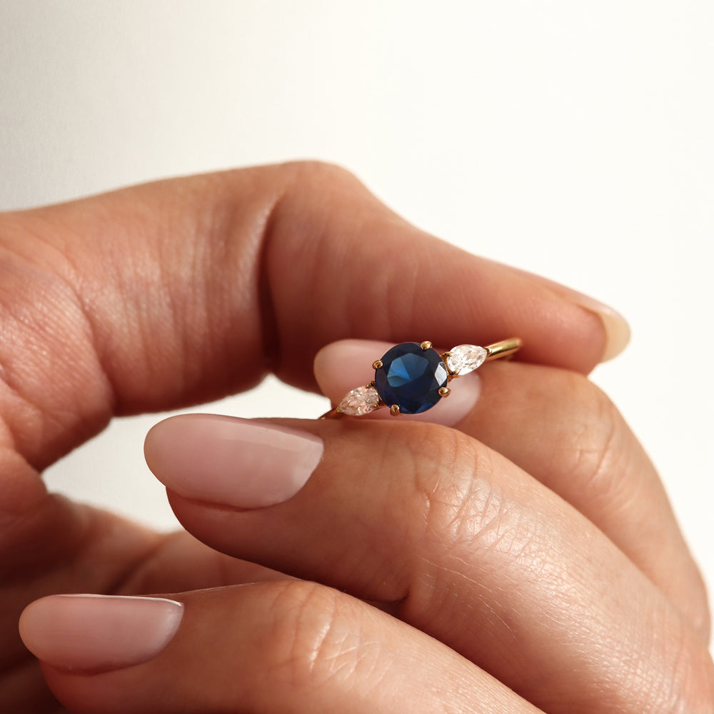 Bague saphir bleu intense et diamants - Deloison Paris