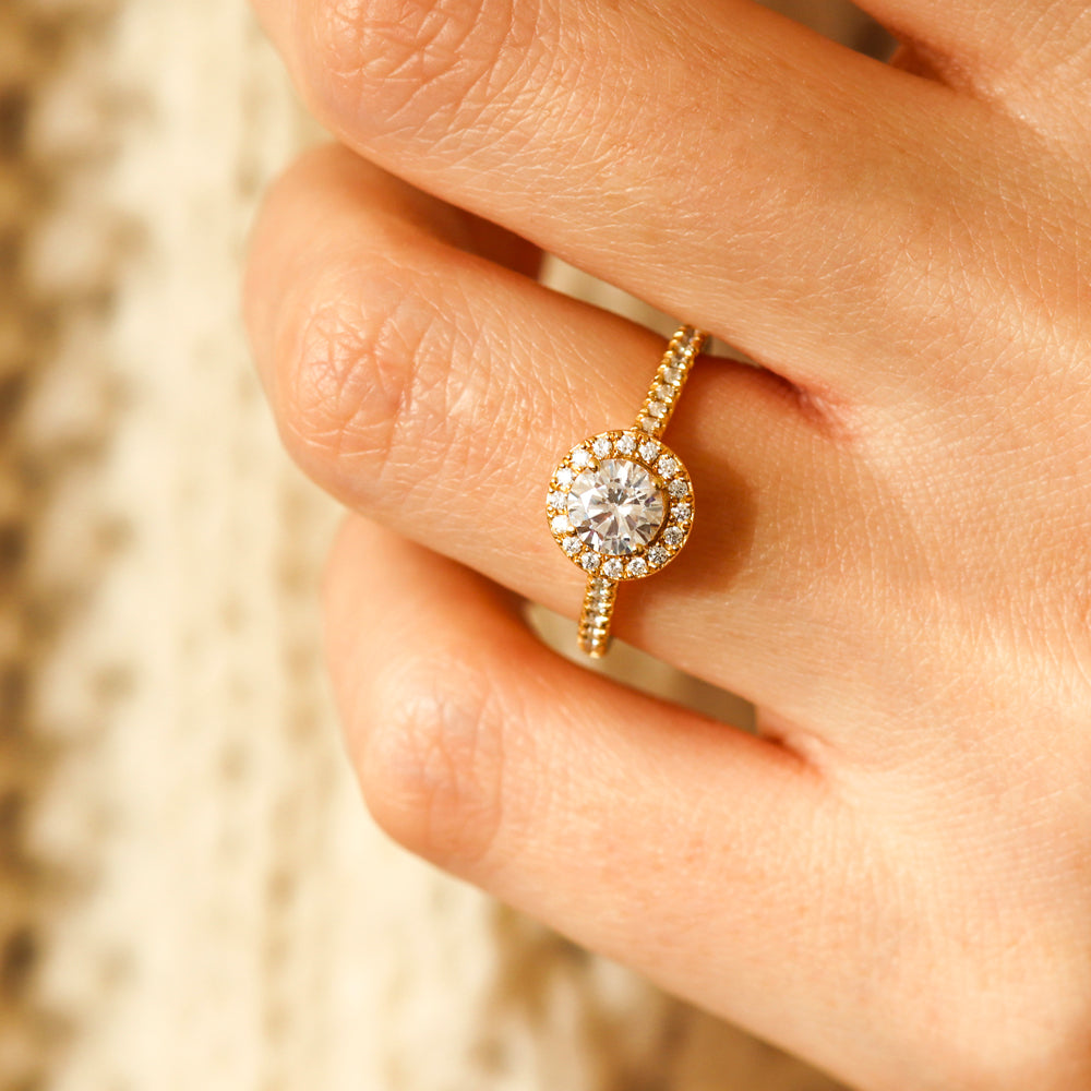 Bague de fiançailles en 18 carats et diamants halo | Deloison Paris