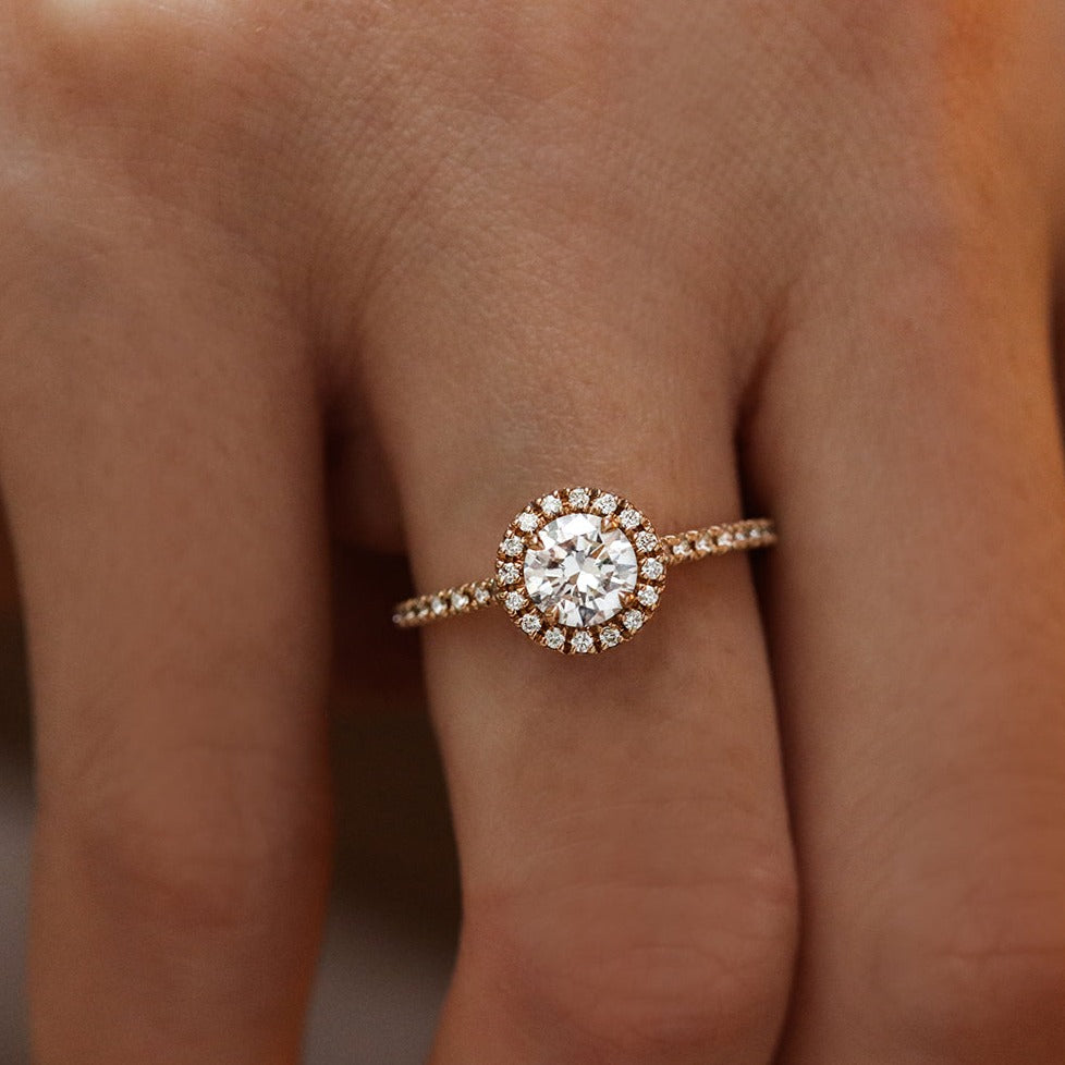 Bague de fiançailles en 18 carats et diamants halo | Deloison Paris