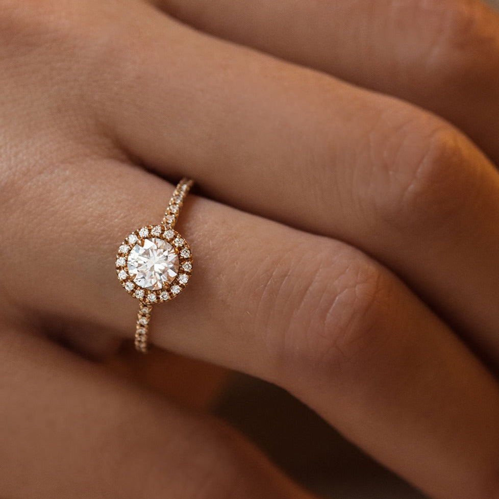 Bague de fiançailles en 18 carats et diamants halo | Deloison Paris