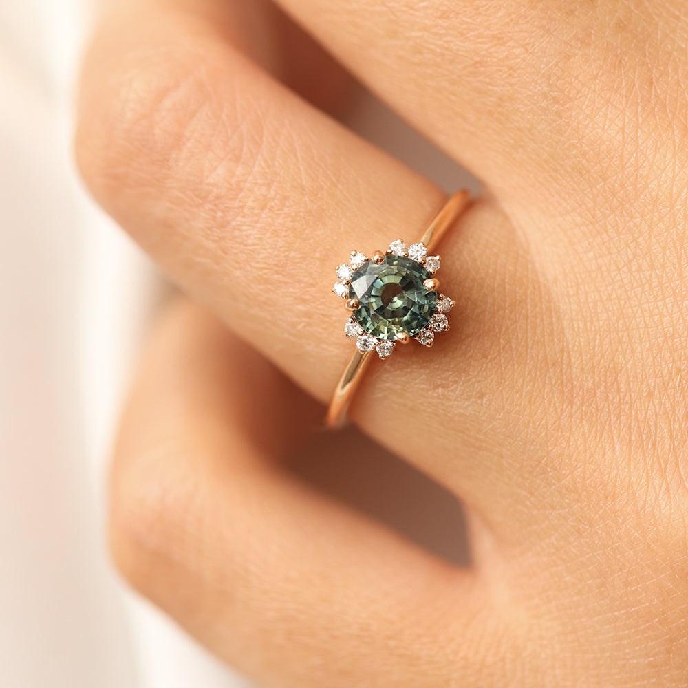 Anillo de compromiso de oro, zafiro verde y diamantes | Deloison Paris