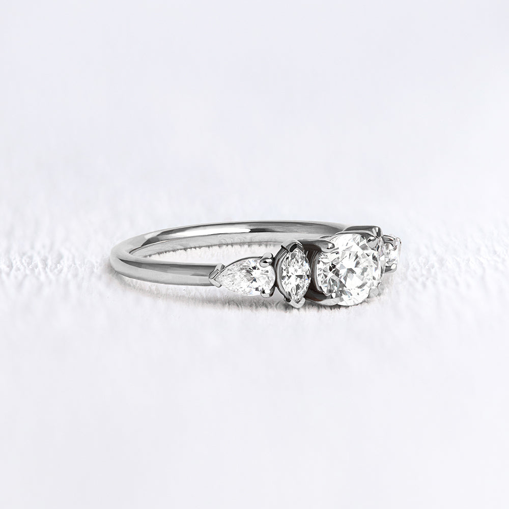 Bague solitaire épaulé en diamant - Deloison Paris