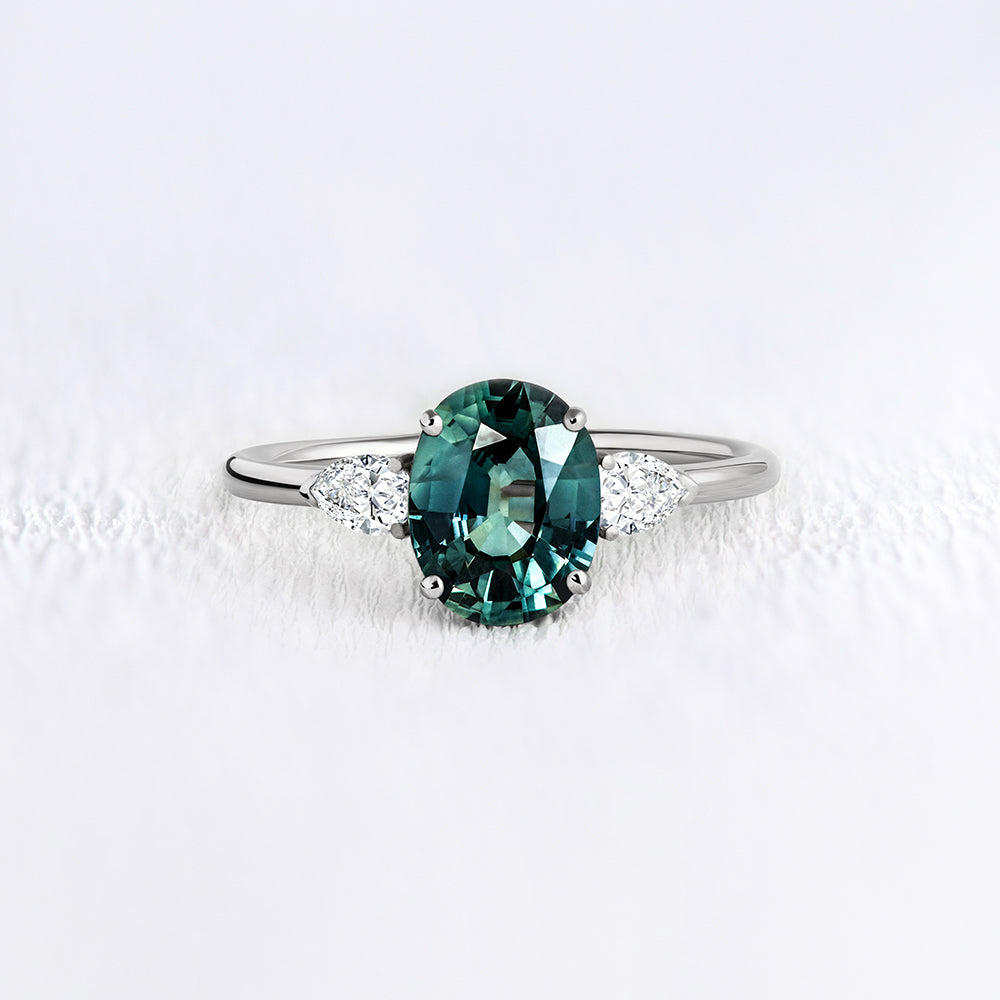 Bague de fiançailles originale saphir vert et diamants | Deloison Paris