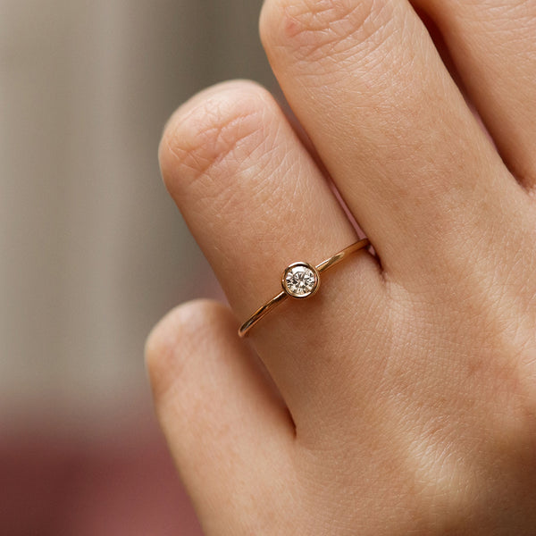 Bague en or 18 carats et diamant rond serti clos Deloison Paris