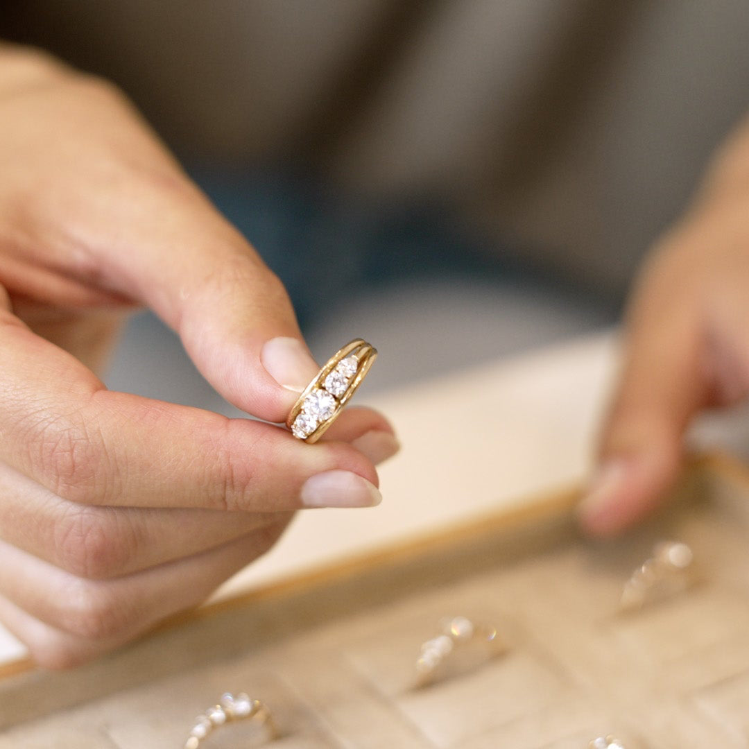 Mains qui retiennent una bague Romy