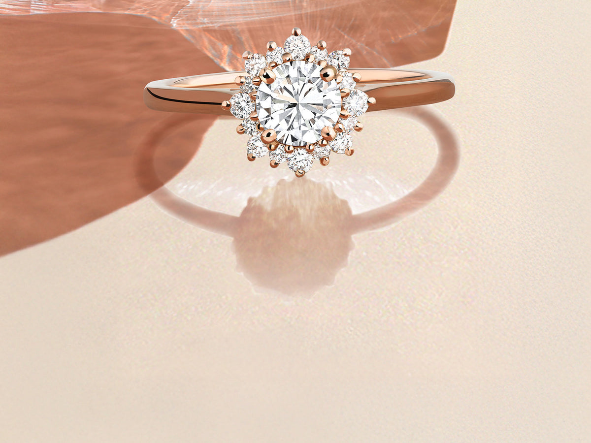 Bagues de fiançailles, solitaire entouré diamants.