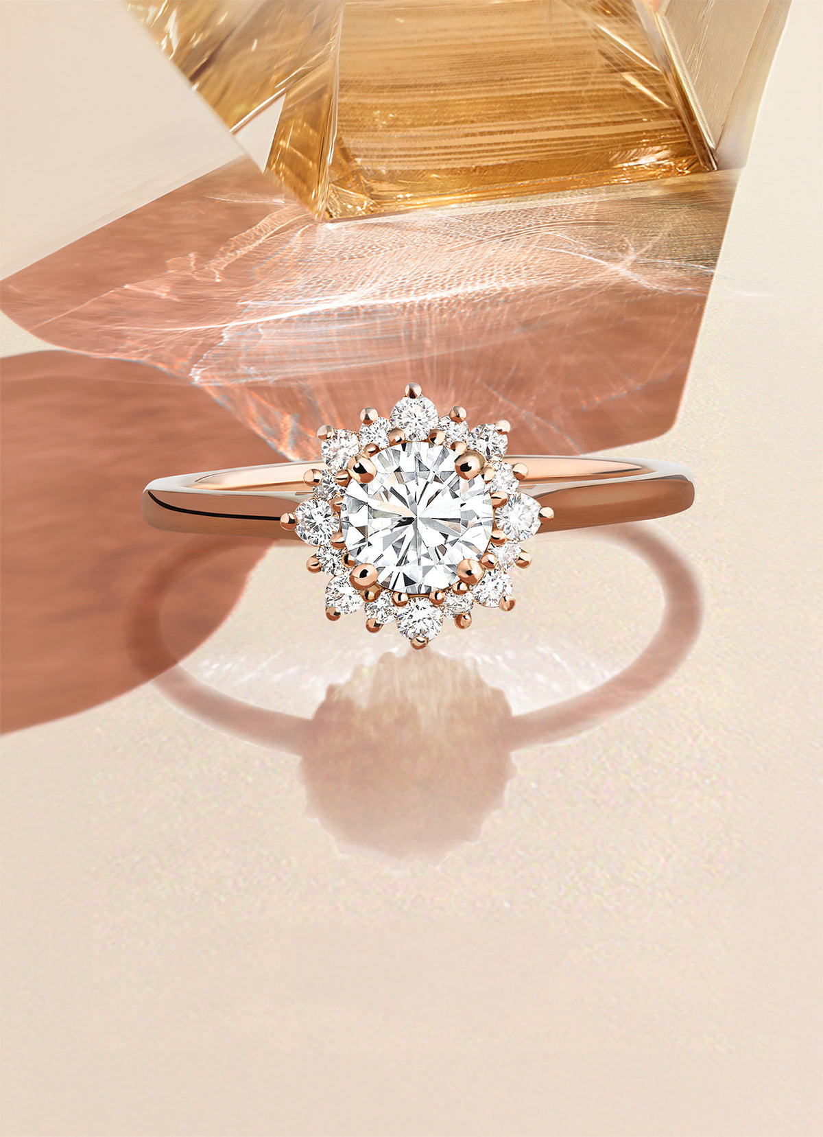 Bagues de fiançailles, solitaire entouré diamants.