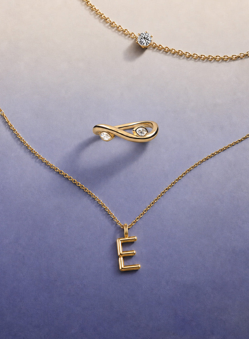 Pendentif lettre E, bague Gabrielle, bracelet Eve. 
