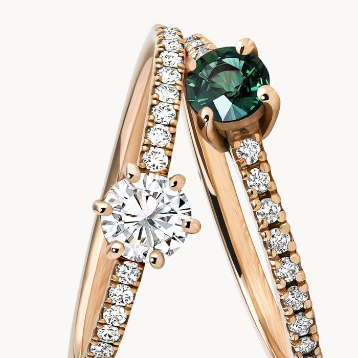 Deux solitaires pavés diamant et saphir vert.