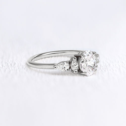 Bague de fiançailles en or blanc et diamants épaulés | Deloison Paris