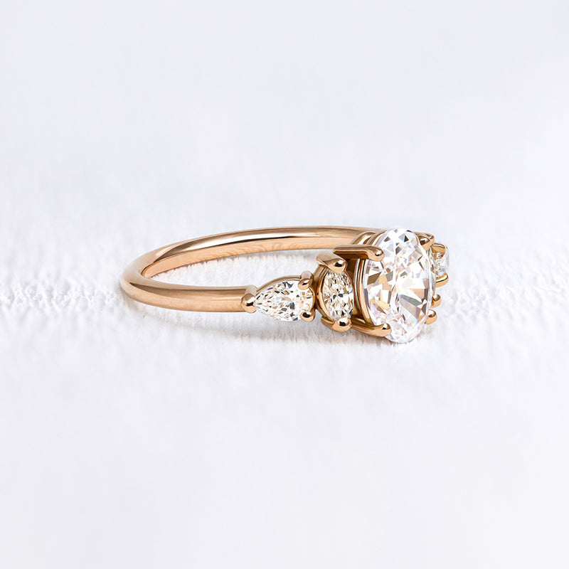 Bague de fiançailles en or rose et diamants épaulés | Deloison Paris
