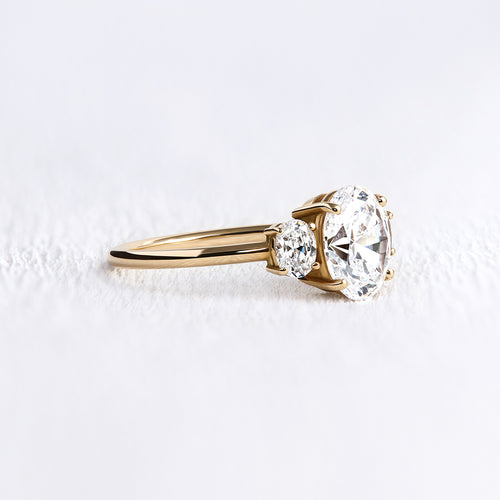 Bague de fiançailles en or jaune et diamant ovale | Deloison Paris