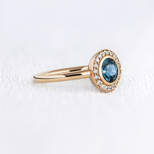 Bague de fiançailles entourage saphir vert bleu - Deloison Paris