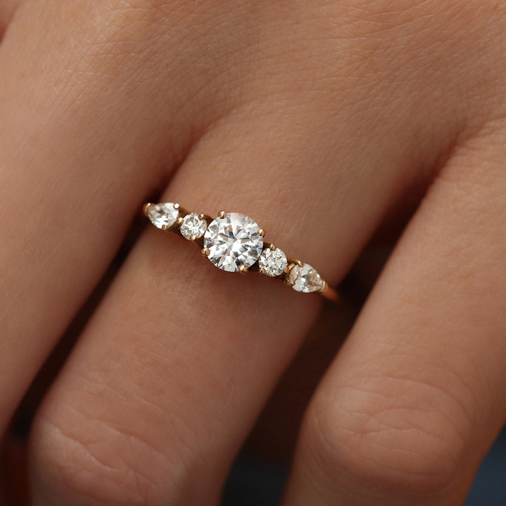 Bague de fiançailles en or jaune et diamants épaulés | Deloison Paris
