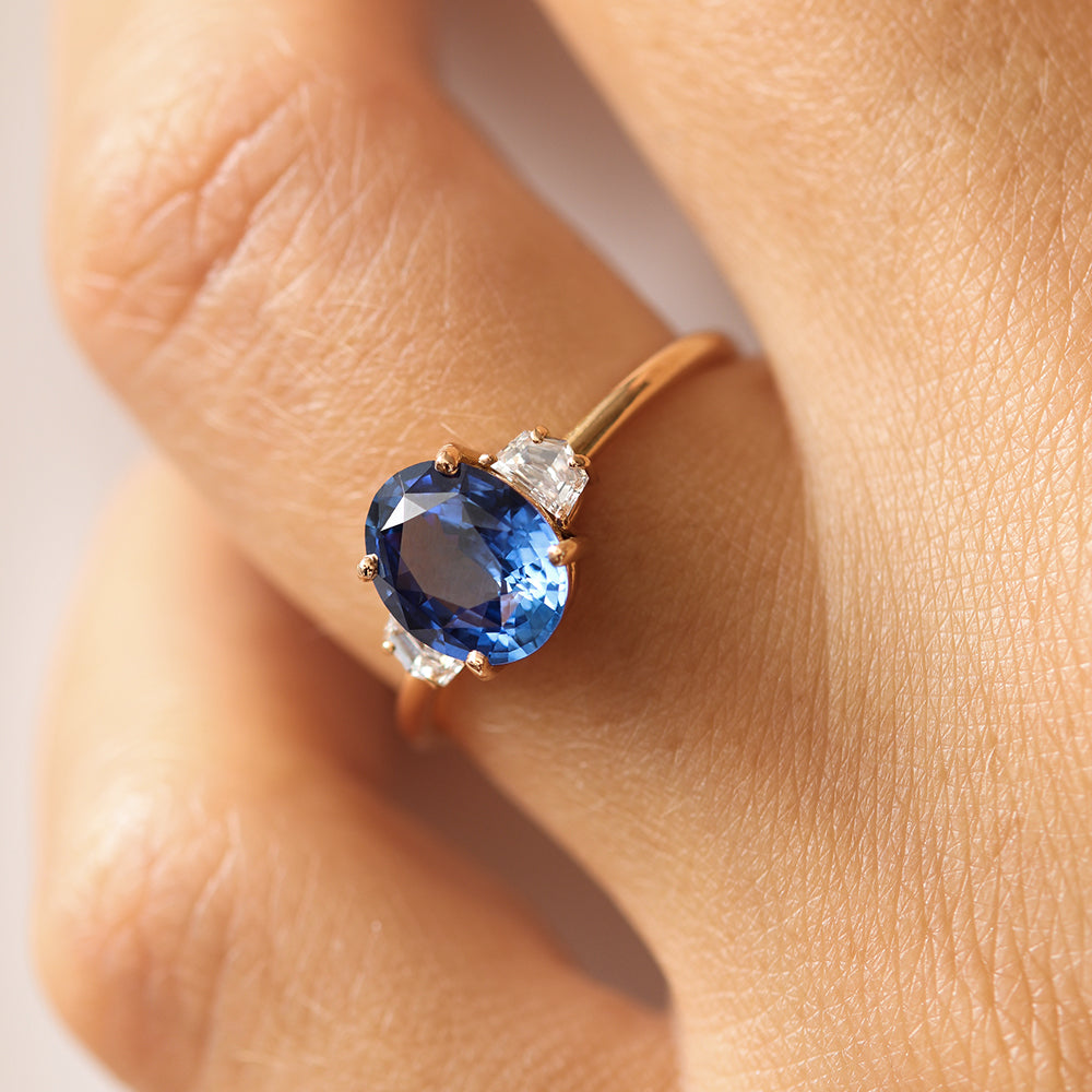 Bague de fiançailles en or, diamants et saphir bleu intense | Deloison Paris