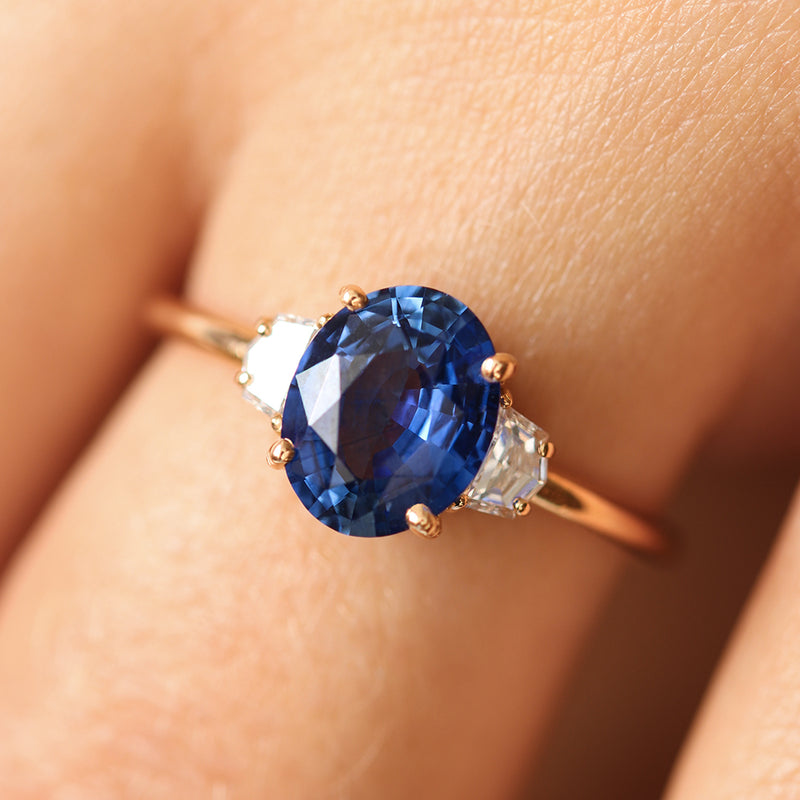 Bague de fiançailles en or, diamants et saphir bleu intense | Deloison Paris