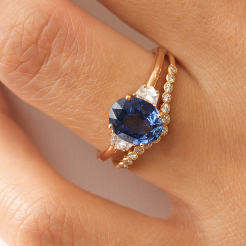 Bague de fiançailles en or, diamants et saphir bleu intense | Deloison Paris