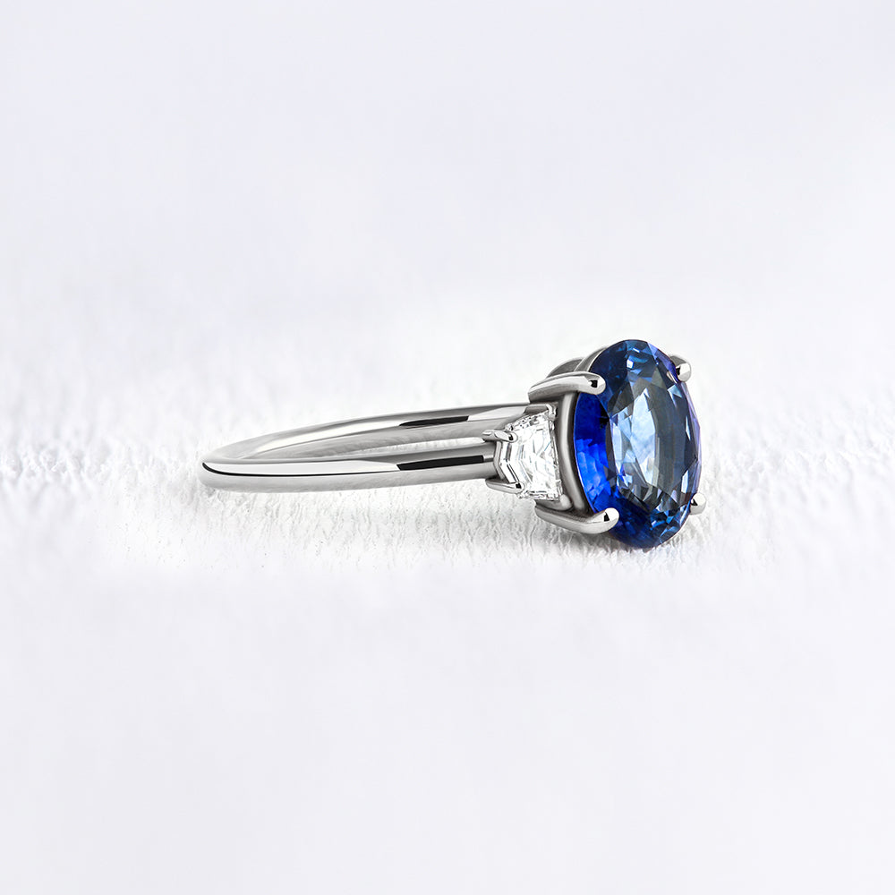 Bague de fiançailles en or, diamants et saphir bleu intense | Deloison Paris