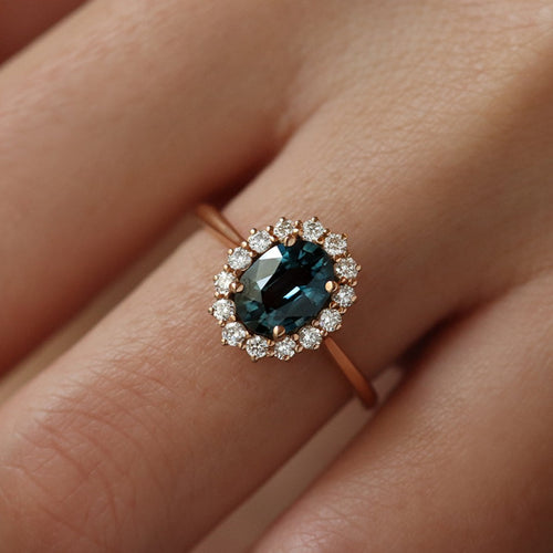 Bague marguerite saphir vert bleu et diamants - Deloison Paris