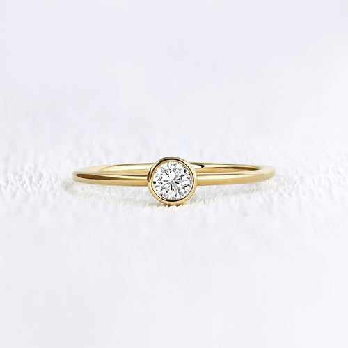 Bague en or 18 carats et diamant rond serti clos | Deloison Paris