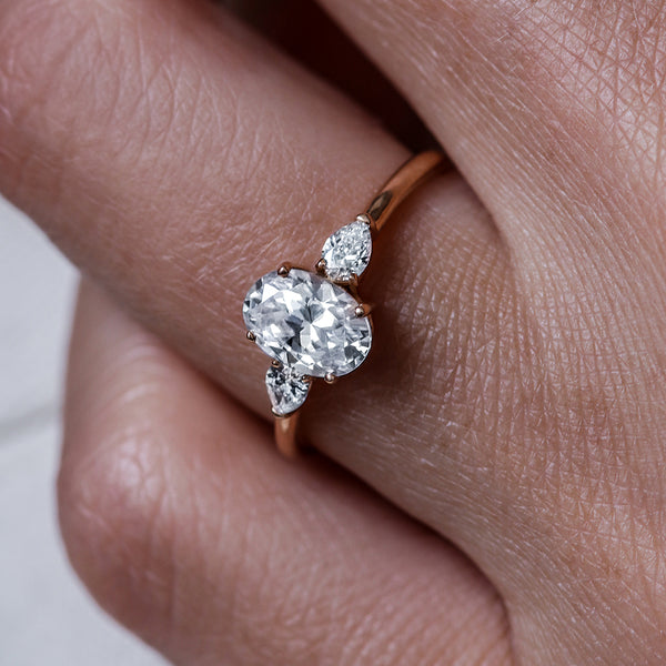 Bague de fiançailles originale diamant ovale | Deloison Paris