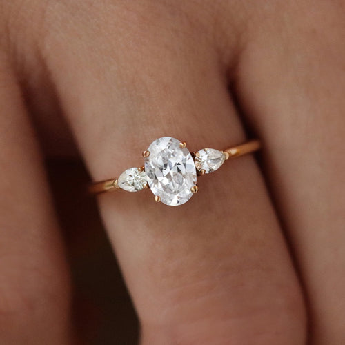 Bague de fiançailles originale diamant ovale | Deloison Paris