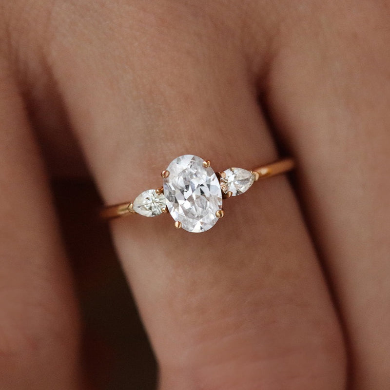Bague de fiançailles originale diamant ovale | Deloison Paris