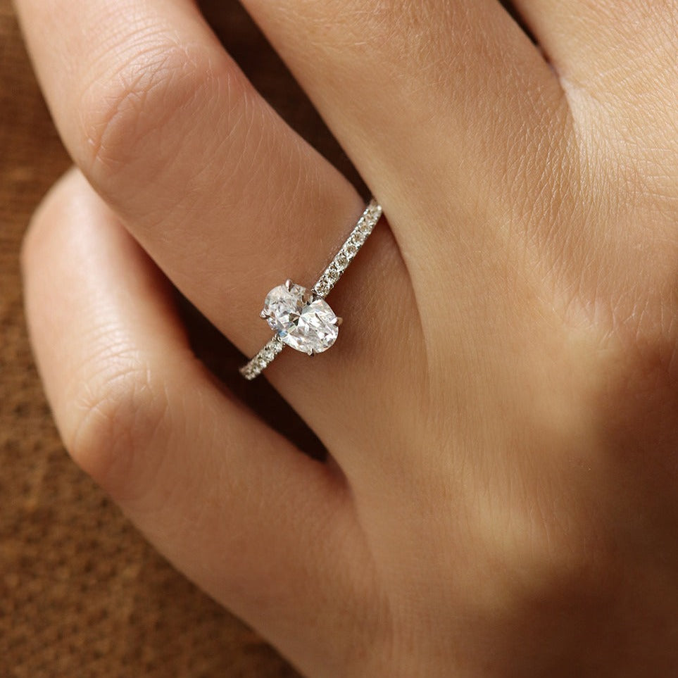 Bague diamant ovale solitaire pavé - Deloison Paris