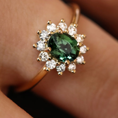 Bague de fiançailles marguerite saphir vert et diamants - Deloison Paris