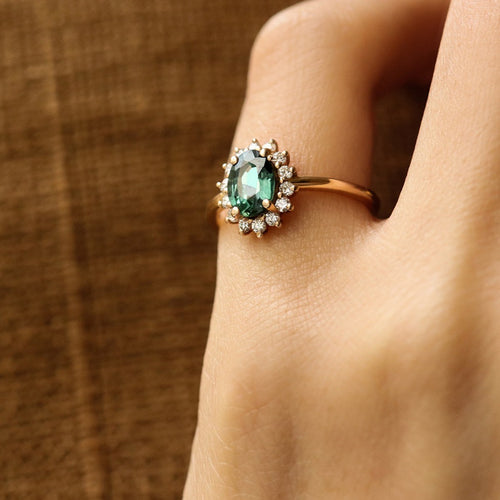 Bague de fiançailles marguerite saphir vert et diamants - Deloison Paris