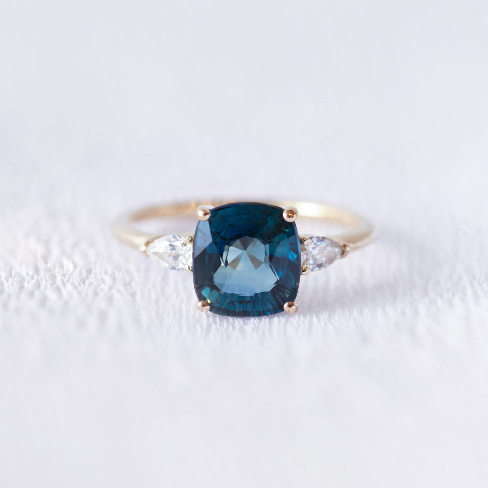 Bague de fiançailles en or 18 carats et saphir vert | Deloison Paris