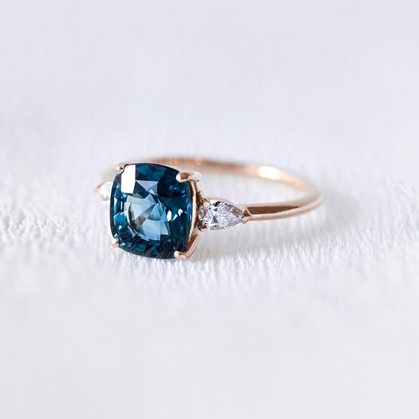 Bague de fiançailles en or 18 carats et saphir vert | Deloison Paris