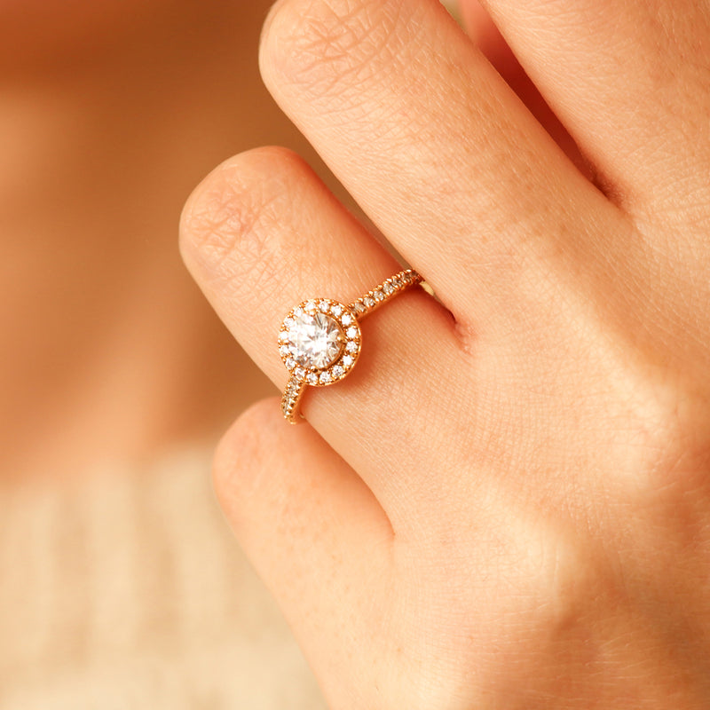 Bague de fiançailles en 18 carats et diamants halo | Deloison Paris