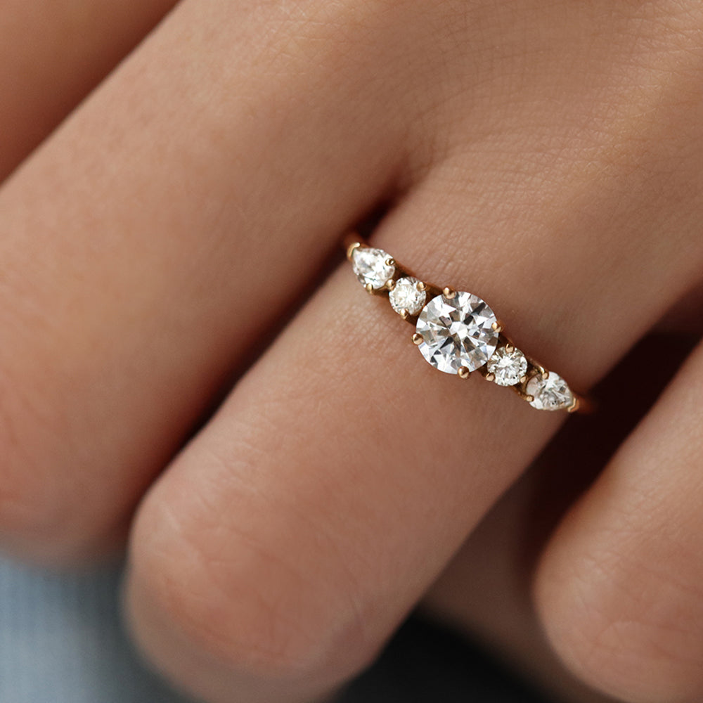 Bague de fiançailles en or jaune et diamants épaulés | Deloison Paris