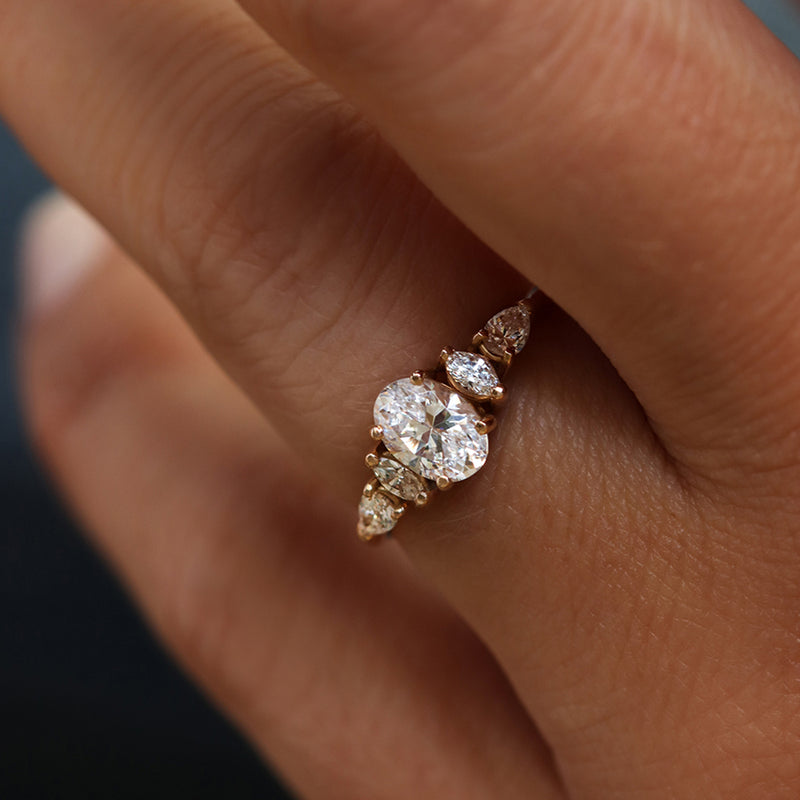 Bague de fiançailles en or et diamants épaulés | Deloison Paris