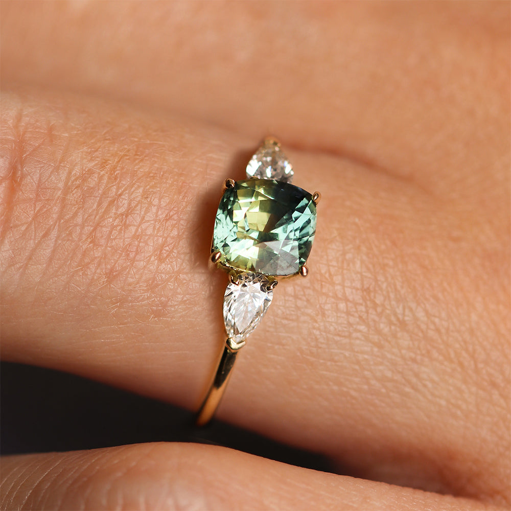 Bague de fiançailles en or 18 carats et saphir vert | Deloison Paris